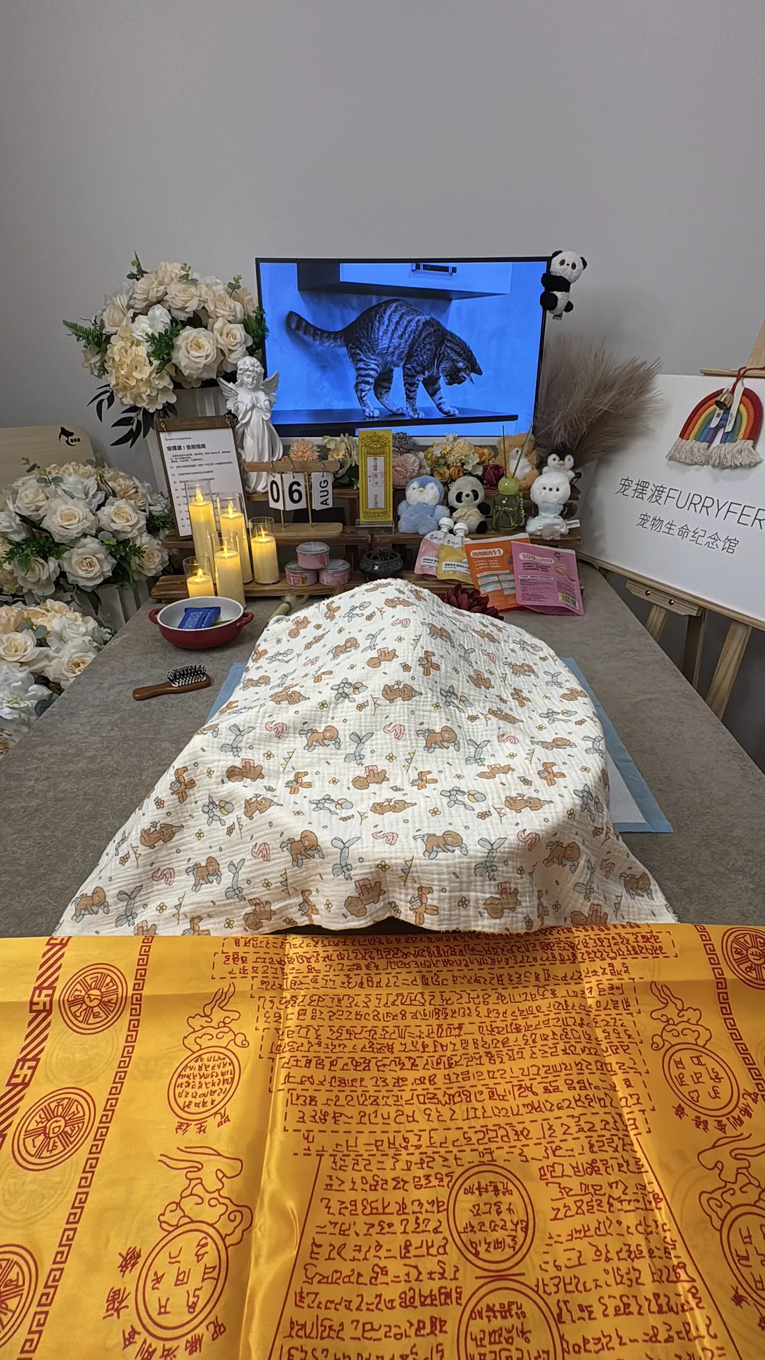 临沂宠物告别仪式中的鲜花与纪念照片